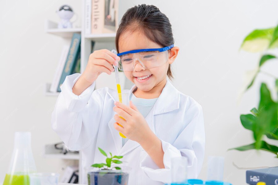 Trẻ em tham gia workshop khoa học Science4Us tại Mac English với các hoạt động STEM thực hành